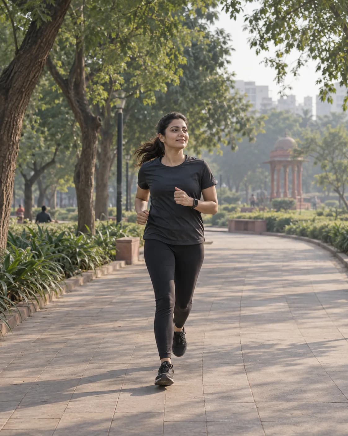 भारतीय शहर के हरे पार्क में दौड़ती महिला। केवल दृश्य देखकर वायु गुणवत्ता नहीं जानी जा सकती।
